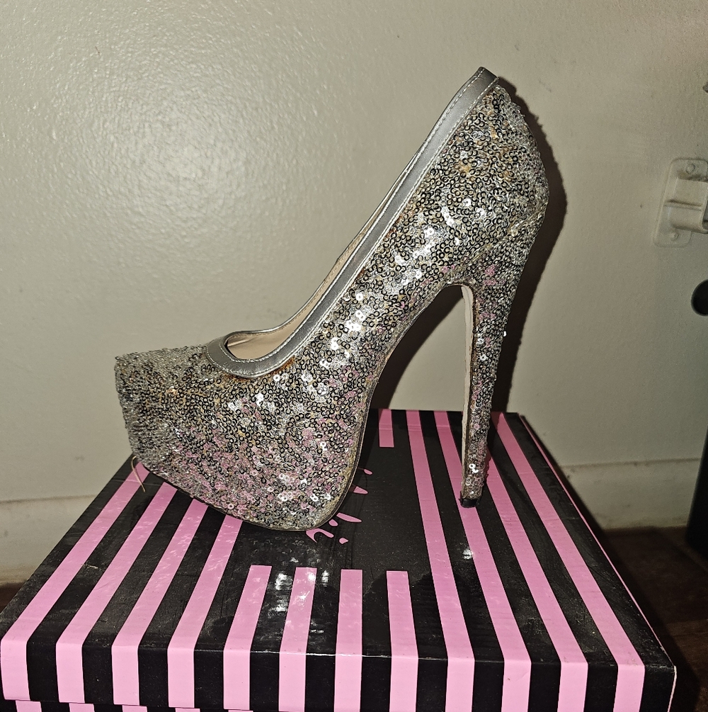Yoki Sparkling Silver Platform Heels